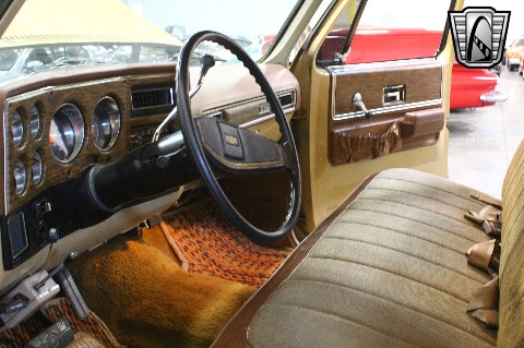 1975 Chevrolet Suburban image 107