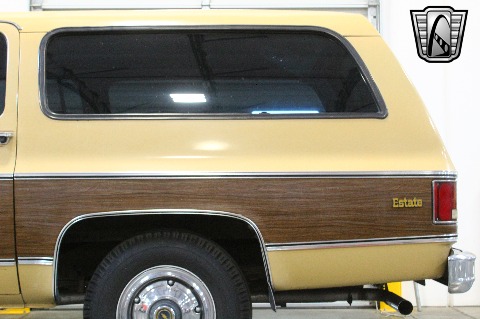 1975 Chevrolet Suburban image 30