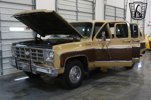 1975 Chevrolet Suburban image 32