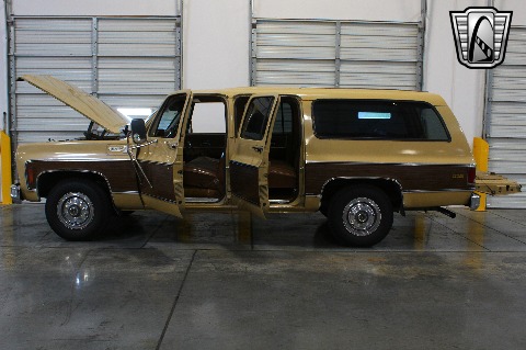 1975 Chevrolet Suburban image 33