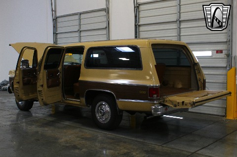 1975 Chevrolet Suburban image 34