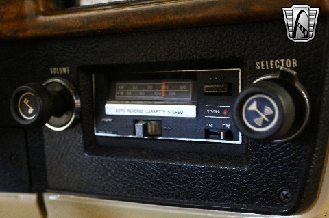 1975 Chevrolet Suburban image 112