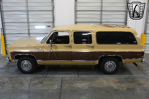 1975 Chevrolet Suburban image 9