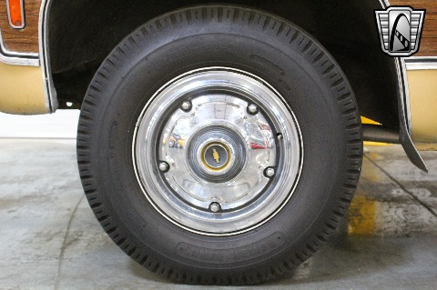 1975 Chevrolet Suburban image 36