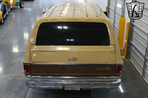 1975 Chevrolet Suburban image 11