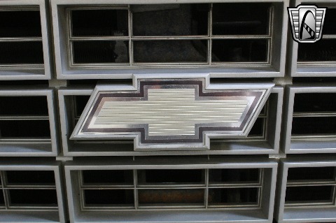 1975 Chevrolet Suburban image 38