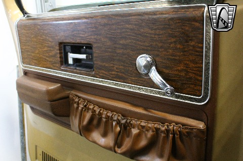 1975 Chevrolet Suburban image 116