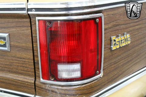 1975 Chevrolet Suburban image 91