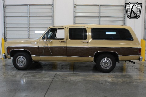 1975 Chevrolet Suburban image 14