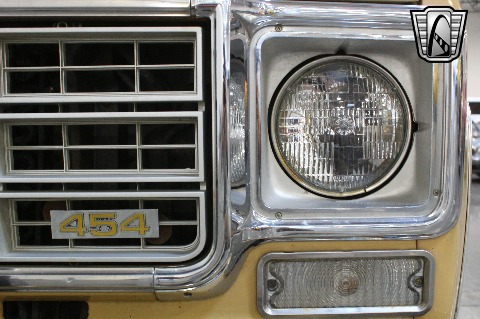 1975 Chevrolet Suburban image 40