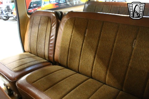1975 Chevrolet Suburban image 118