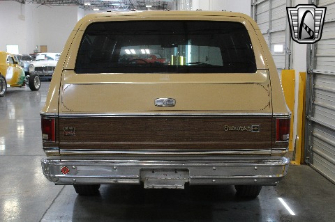 1975 Chevrolet Suburban image 16
