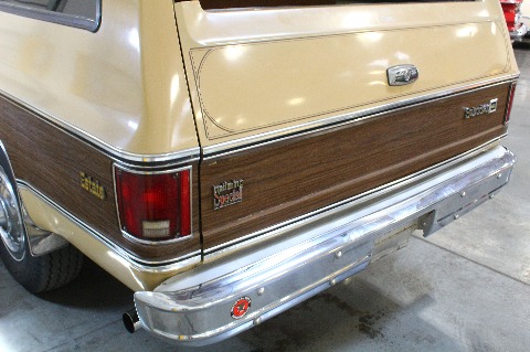 1975 Chevrolet Suburban image 95
