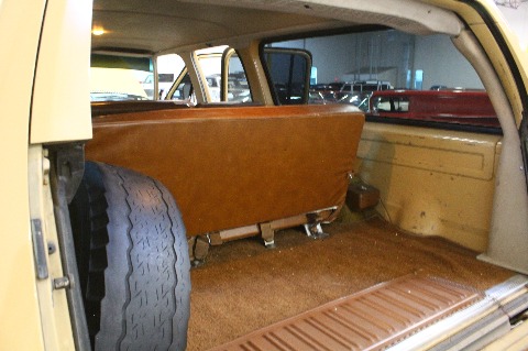 1975 Chevrolet Suburban image 122