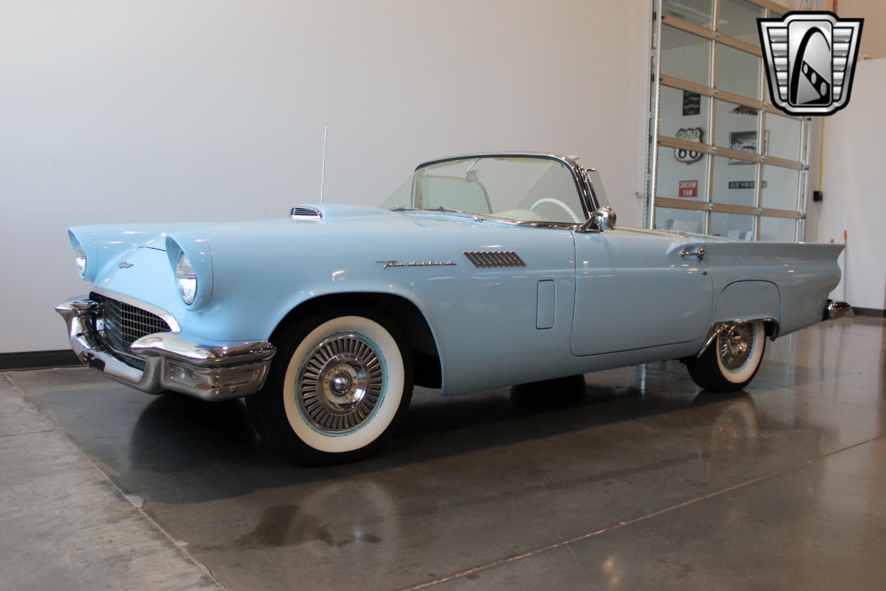 1957 Ford Thunderbird 38