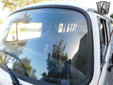 1996 Volkswagen Bus image 32