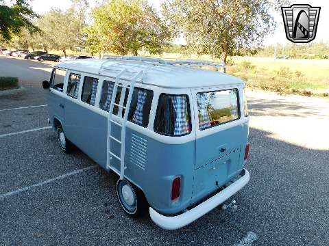 1996 Volkswagen Bus image 9