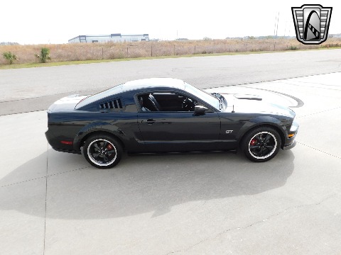 2007 Ford Mustang image 13