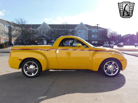 2004 Chevrolet SSR image 8