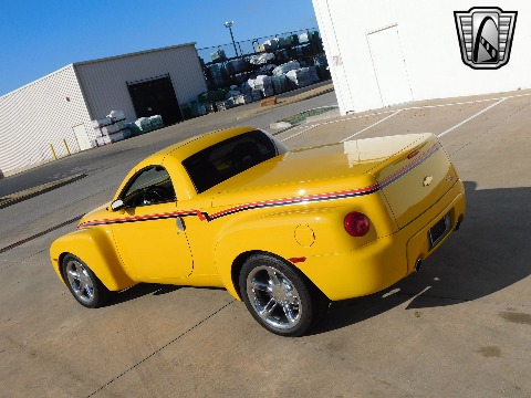2004 Chevrolet SSR image 13